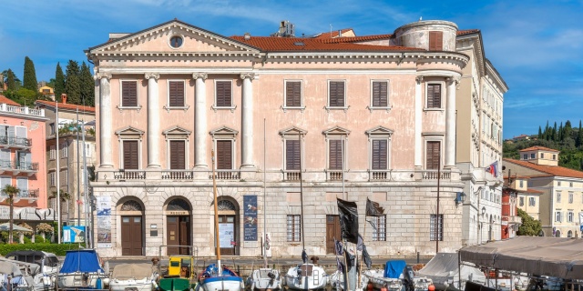 Obvestilo o prazničnem urniku &ndash; prvomajski prazniki